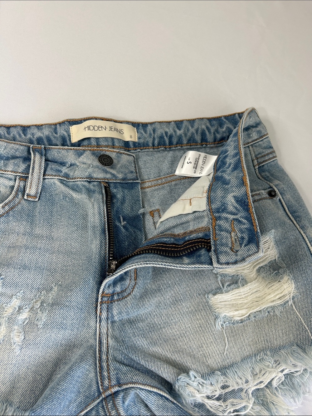 Hidden Jeans Distressed Denim Cutoff Shorts Light Wash Women’s Small - Picture 3 of 5